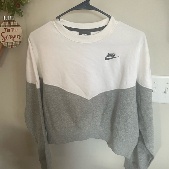 Women’s Nike cropped sweatshirt - Picture 2 of 4